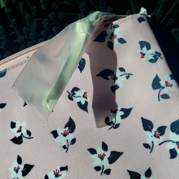 Kate Spade Pouch 👝 - Picture 2 of 5